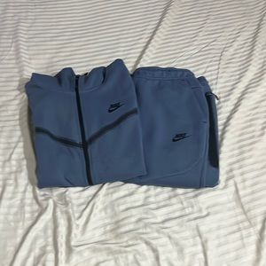 BLUE NIKE TECH FULL SUIT SIZE LARGE